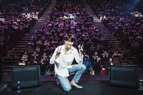 "성공리에 마친 대만 팬미팅"…김우빈, 팬들과 활짝 미소 지은 단체사진