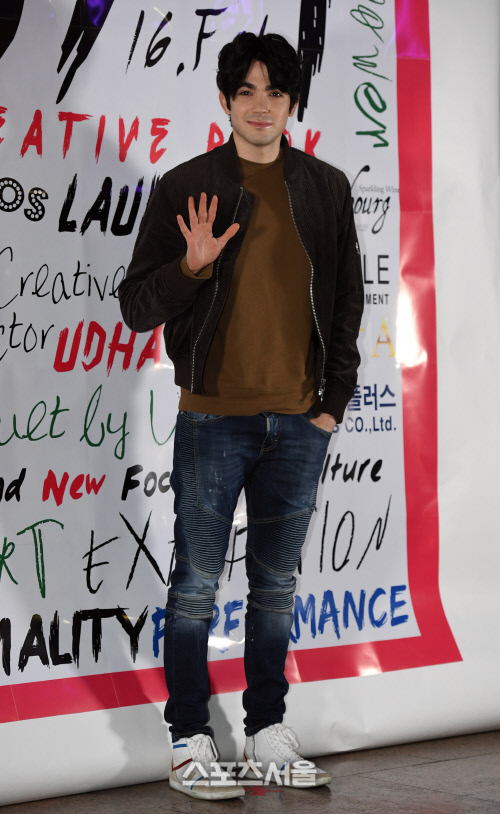 [SS포토]포즈 취하는 방송인 로빈, 모델 못지 않아