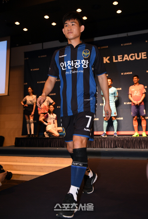 [SS포토]당당하게 워킹하는 인천 유나이티드 김도혁