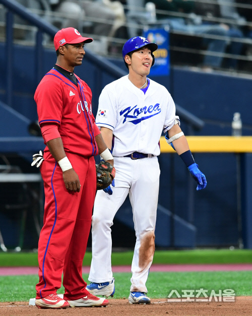 [SS포토] 3루타 김재호 \'전력질주 했어\'