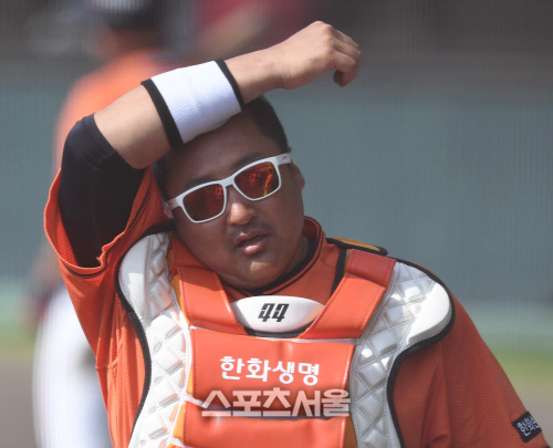 [SS포토] 한화 조인성, 오키나와...덥다...더워...