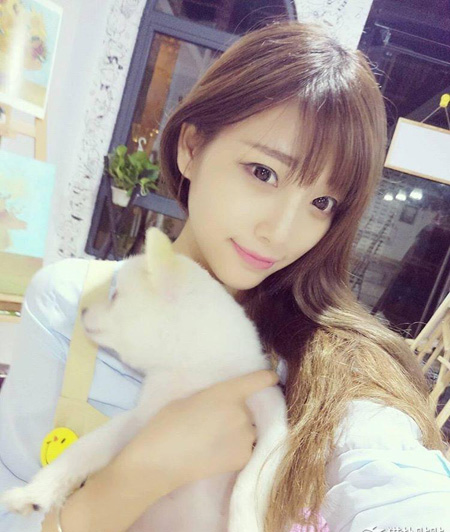 [B급통신] "청순 글래머의 정석" 中 여성, 수지 닮은꼴로 화제