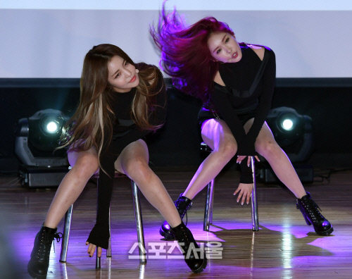 [SS포토]'롤린' 열창하는 브레이브걸스 유정과 민영