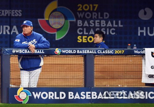 [SS포토] 김인식 감독 \'또 홈런을 허용했어\'