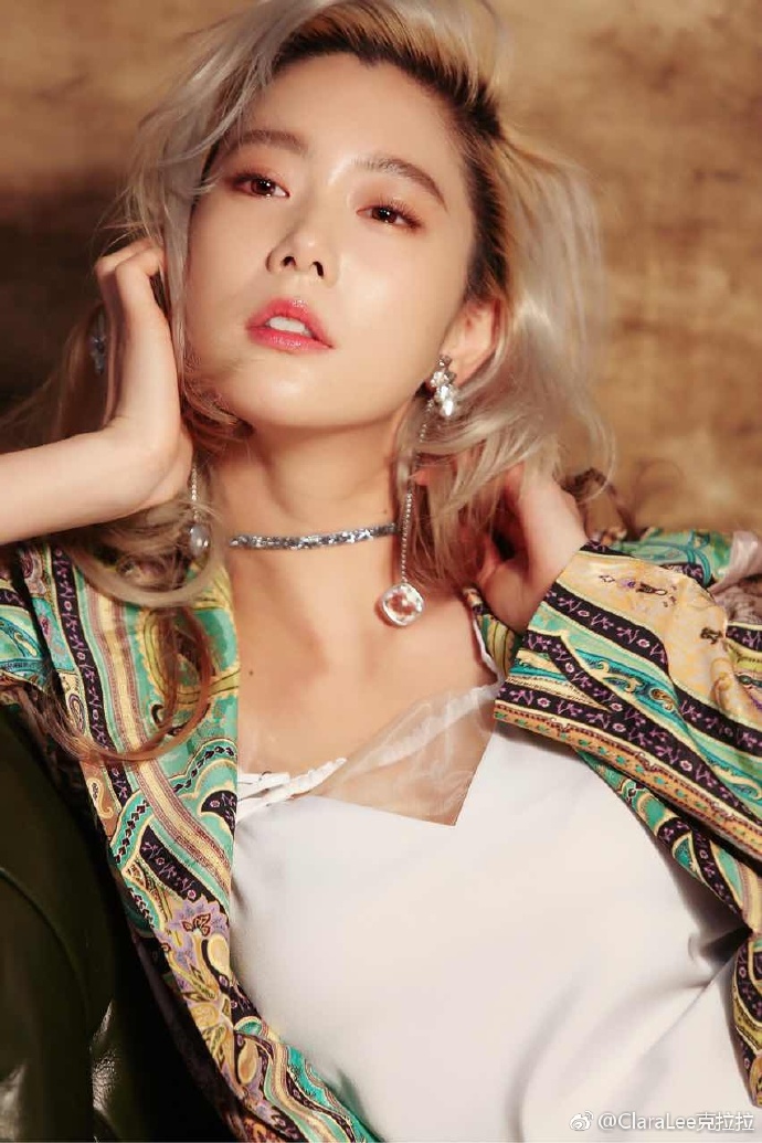 "도도한 섹시미" 클라라, 화려한 비주얼 눈길