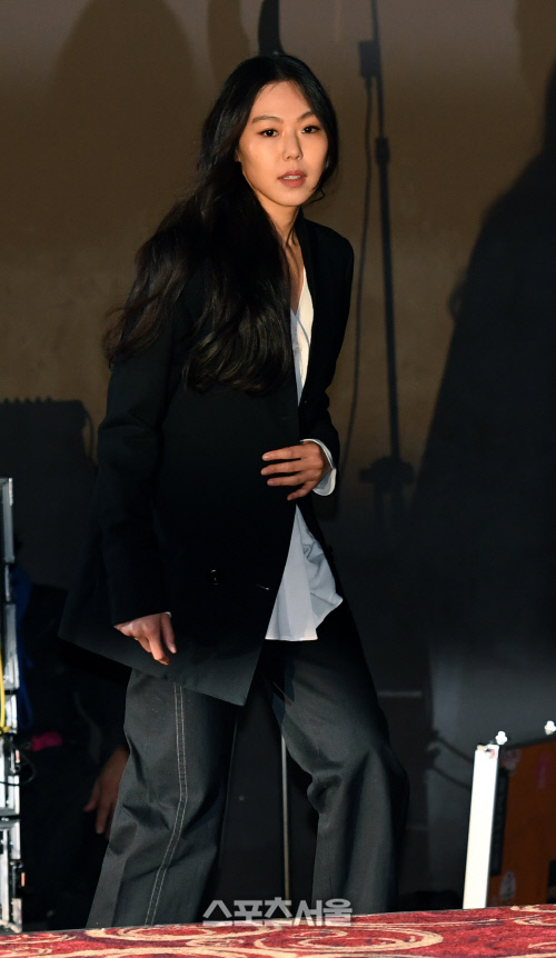 [SS포토]'밤의 해변에서 혼자' 기자간담회 입장하는 김민희