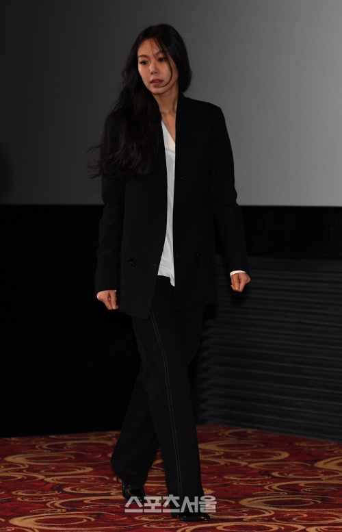 [SS포토]김민희, 홍상수 감독의 '밤의 해변에서 혼자' 기자간담회에...