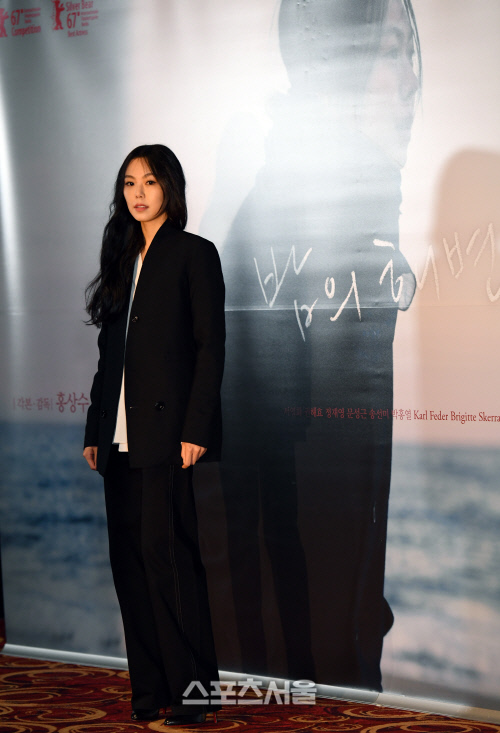 [SS포토]취재진을 향해 포즈 취하는 김민희