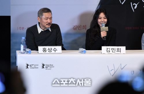 [SS포토]밝게 웃으며 질문에 답하는 홍상수 감독과 김민희