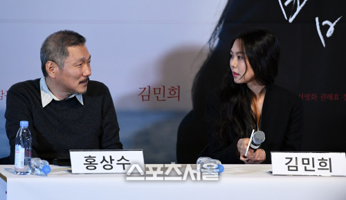 [SS포토]홍상수 감독-김민희, '연인 관계? 어떻게 답을 할까요...'