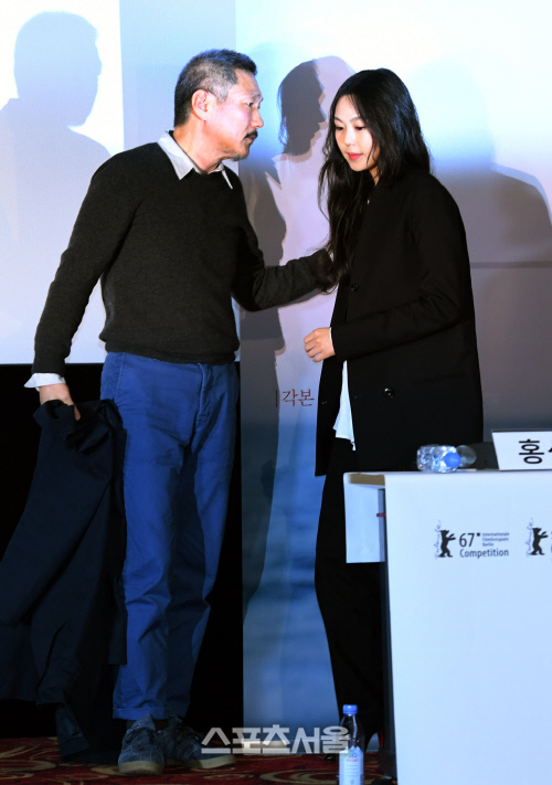 [SS포토]'밤의 해변에서 혼자' 기자간담회 마친 홍상수 감독과 김민희