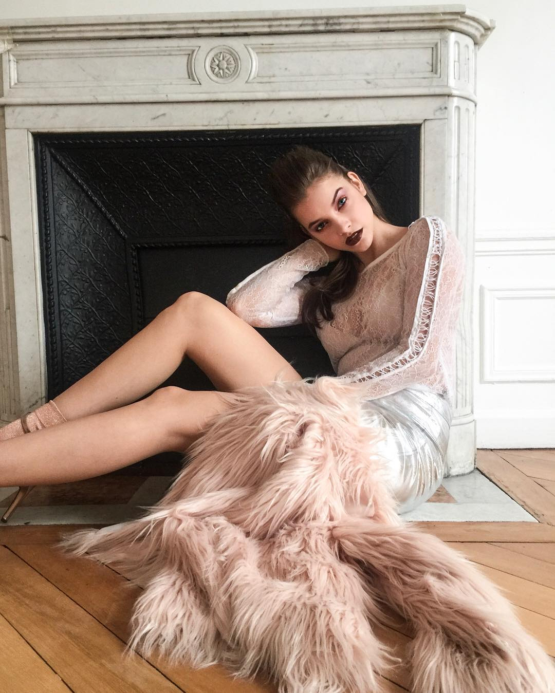 [GirlPic] 바바라 팔빈, 난로 앞에서 '시스루 의상'과 함께…