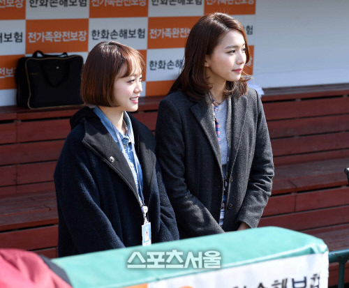 [SS포토]열일중인 정새미나와 엄윤주 아나운서, \'프로야구 인기에 보탬이 될께요~\'