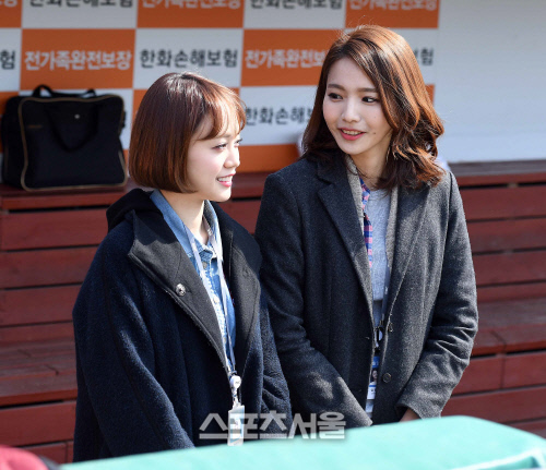 [SS포토]열공하는 정새미나와 엄윤주 아나운서, \'열심히 할께요~\'