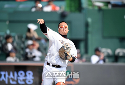 [SS포토]기지개를 켜는 조인성, "야구의 시작, 나의 시작이다~"