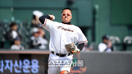 [SS포토]야구의 기지개를 켜는 조인성, "이제 시작해볼까~"