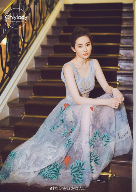 "우아한 섹시미" 유역비, 패션 화보 속 파격 시스루