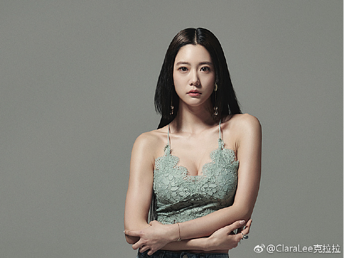 "흑발도 치명적" 클라라, 섹시한 매력으로 시선 압도