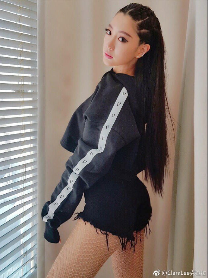 "펑키룩에 섹시미까지" 클라라, 팔색조 매력 눈길