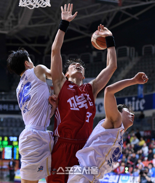 [SS포토]장재석, "공이 허공으로 날아갔어~"