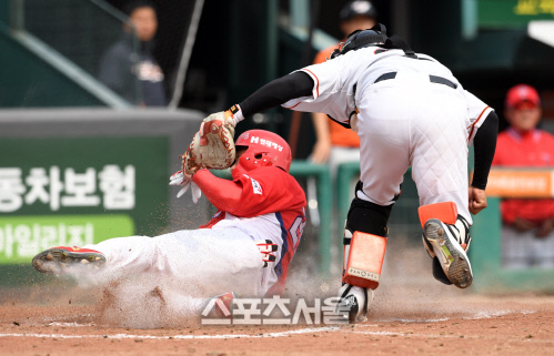 [SS포토]홈에서 조인성에게 아웃되는 나지완