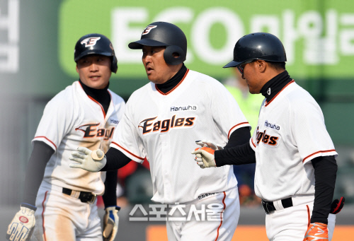 [SS포토]한화 조인성, '2점 홈런 추가요!'