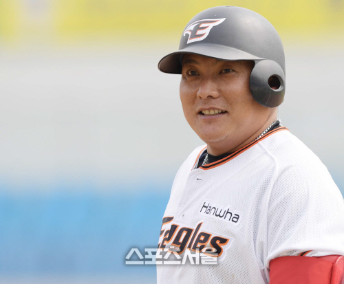 [SS포토] 한화 김태균, 죽다...살아난 사나이?