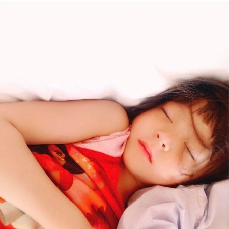 [★SNS] "천사가 따로없네"…야노시호, 잠자는 추사랑 모습 공개