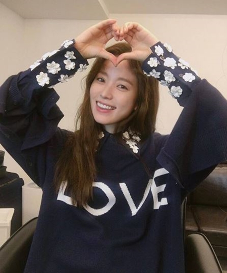 "하트를 받아랏"…한효주, 봄꽃을 닮은 배우