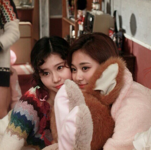 "꽃이 무려 두 송이?" 쯔위-사나, 러블리한 매력 폭발