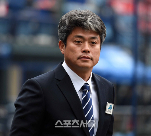 [SS포토]반백의 안경현 위원, \'해설하다가 이렇게~~\'