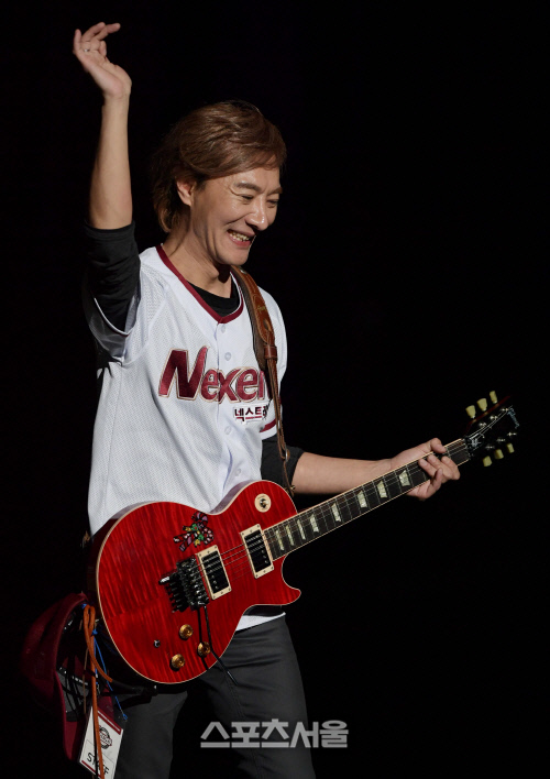 [SS포토] 기타리스트 김세황, 프로야구가 반기는 연주!