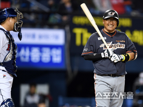 [SS포토] 조인성-양의지 '포수들의 따뜻한 대화'