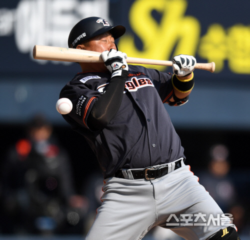 [SS포토] 조인성 '이런 번트가 아닌데'