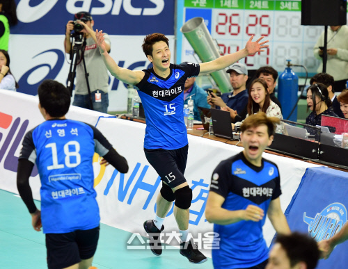 [SS포토] 현대캐피탈 \'챔피언에 단 1세트 남았다\'