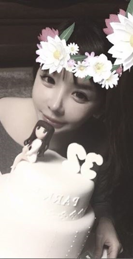 "꽃과 함께"…박봄, 미모 돋보이는 근황 공개