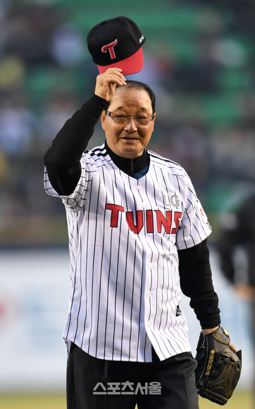 [SS포토]이광환 전 감독 시구, \'94년 우승의 기운으로!\'