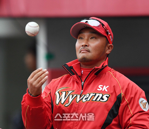 [SS포토] SK 정경배 코치, 힐만 감독에게...첫 승 선물해야 하는데..