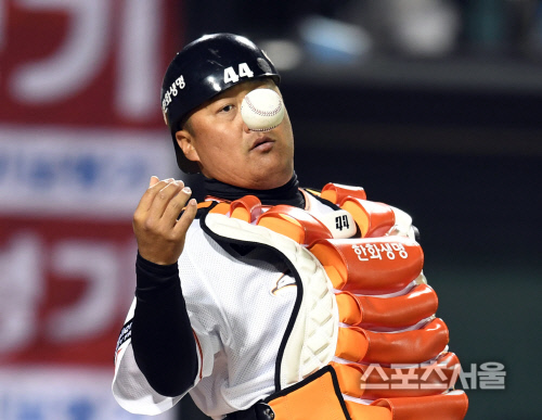 [SS포토] 조인성, 야구공 코?