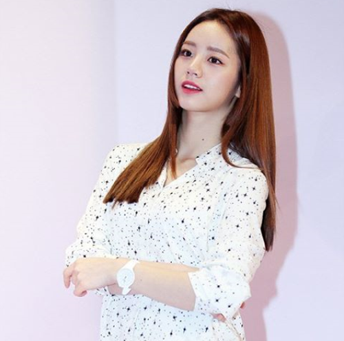 "오늘도 리즈 갱신" 혜리, 벚꽃보다 단아한 미모 '시선 고정'