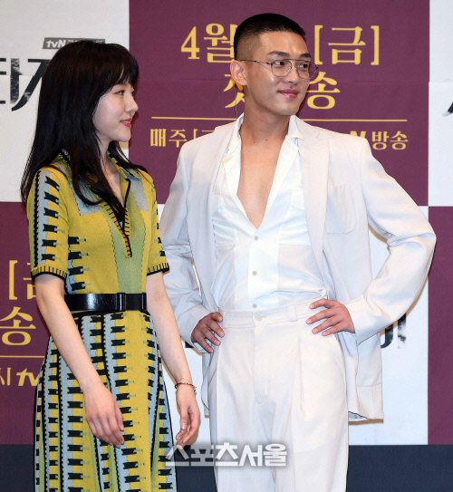 [SS포토]가슴을 풀어 헤친 유아인, \'섹시하나요?\'