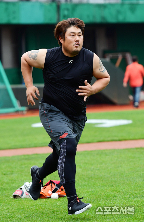 [SS포토] 최준석 \'한번 뛰어 볼까\'