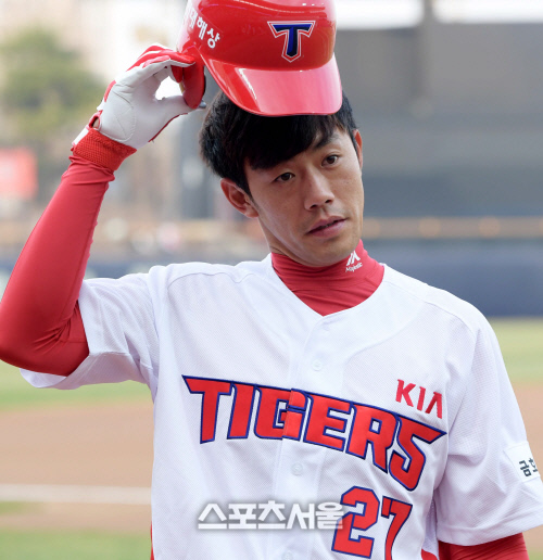 [SS포토] KIA 트레이드 이명기, 27번 받았습니다~