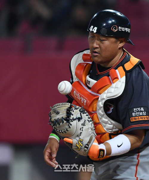 [SS포토] 한화 조인성, 위험한데...