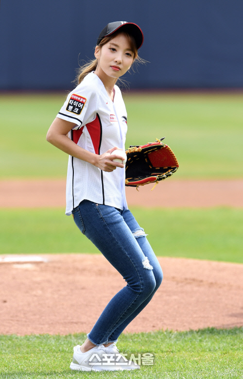 [SS포토]레인보우 지숙 시구, 깜찍한 댄스부터!