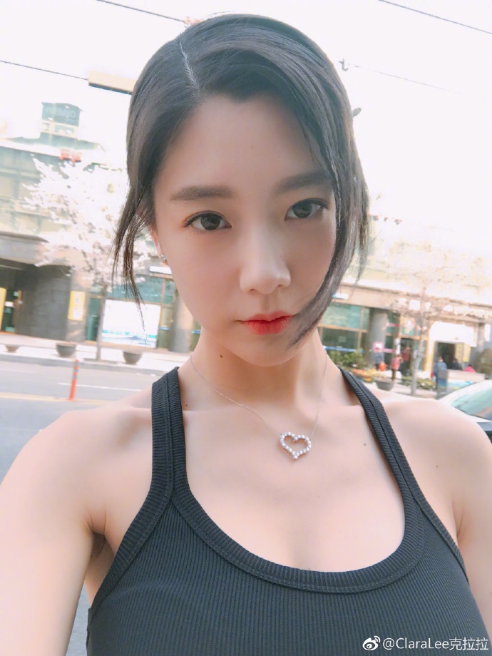 "몸매 종결자" 클라라, 섹시한 보디라인으로 남심 저격