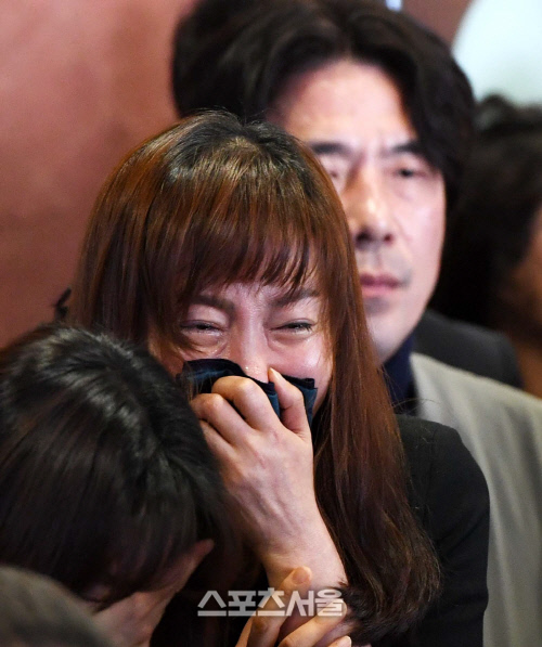 [SS포토] 오달수-염정아, 고(故) 김영애의 발인식...눈물이 멈추지