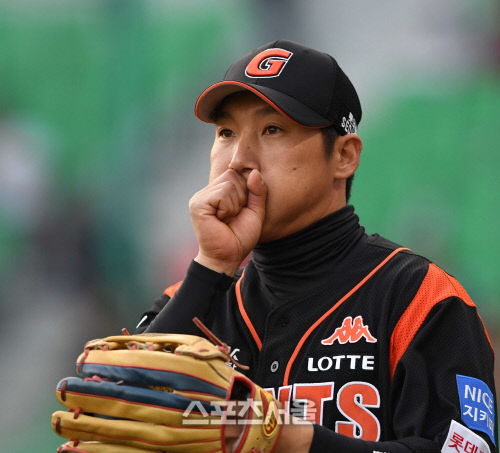 [SS포토] 롯데 이우민, 아직...저녁엔 쌀쌀해...