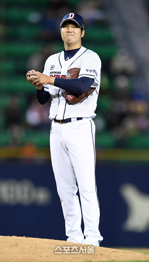 [SS포토]점수를 허용한 장원준, '그저 허공만 바라볼 뿐~'