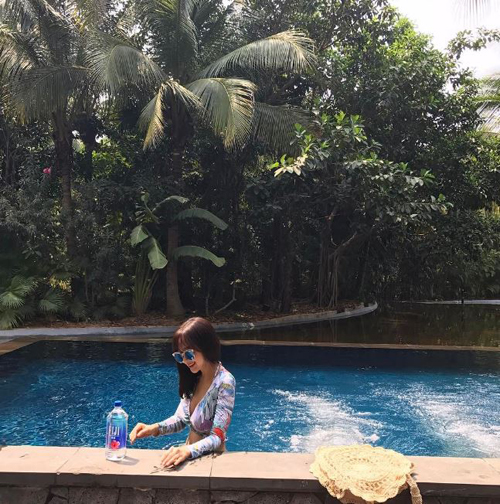 백보람, 가슴 라인 깊게 파인 래시가드로 명품 몸매 자랑